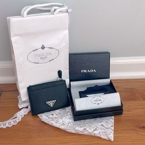 AUTHENTIC PRADA SAFFIANO CARD HOLDER/WALLET 💳😍💚